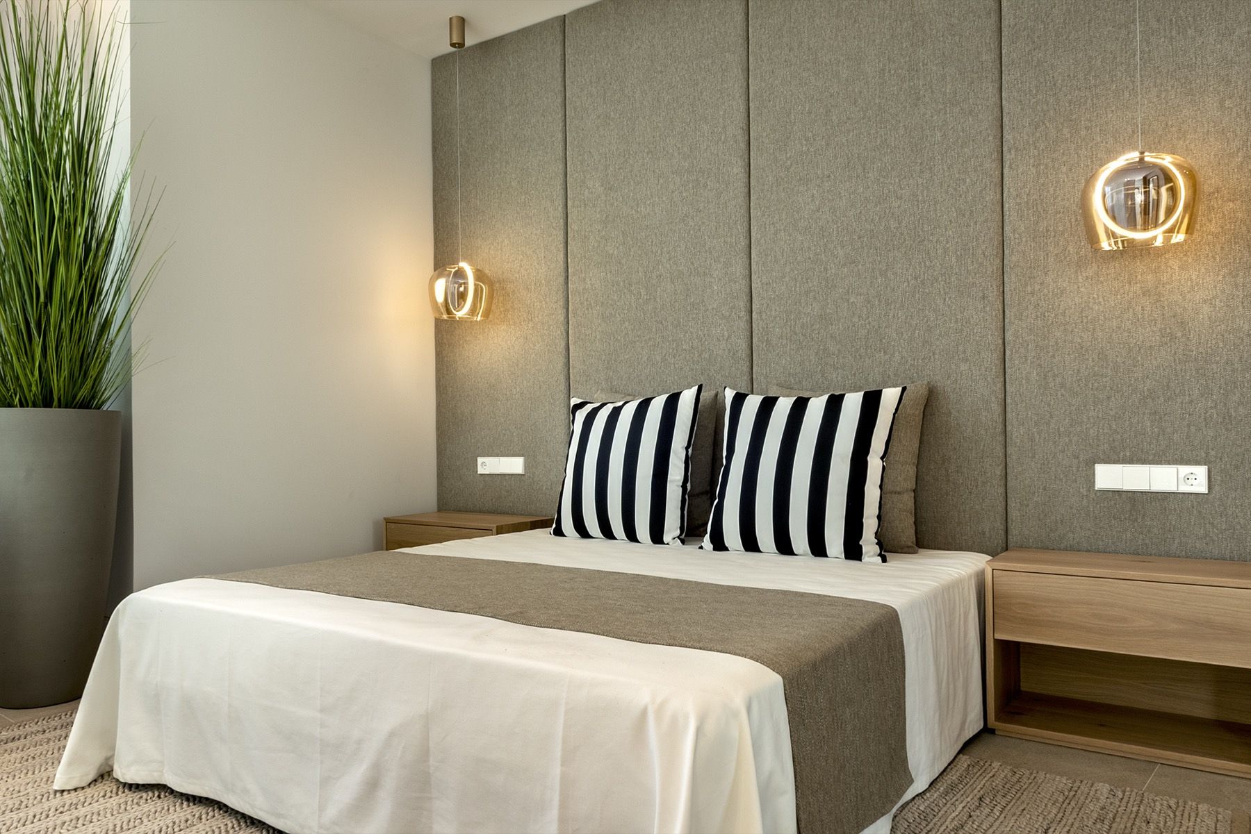 Schlafzimmer mit textiler Wand