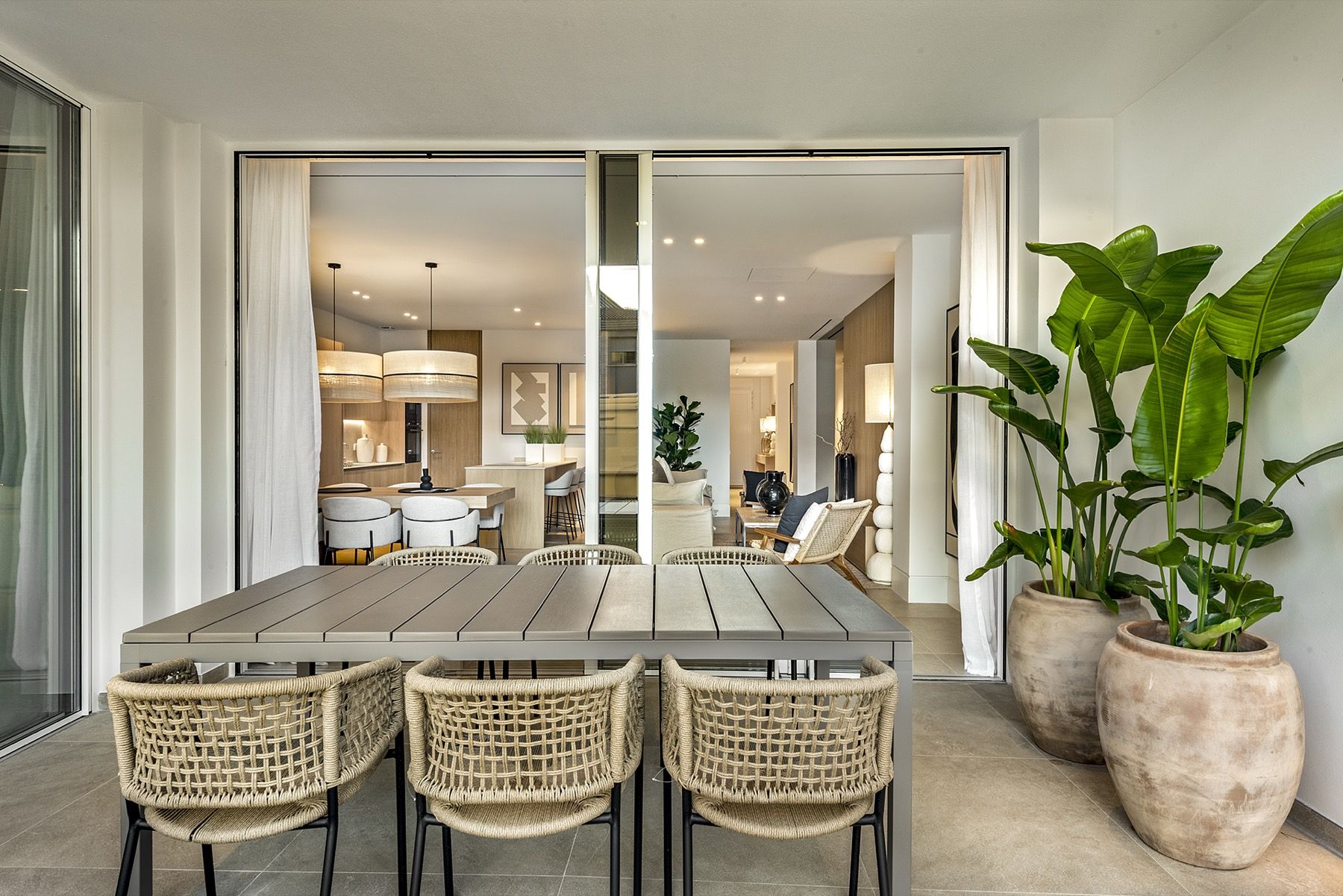 Terrasse mit Blick in den Wohnraum